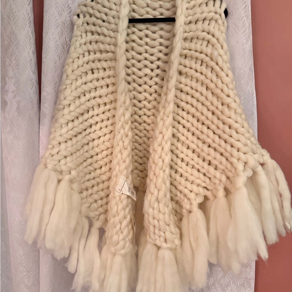 By Anthropologie Chunky cable-Knit wrap Scarf in cream